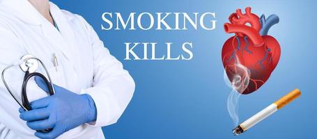 Rauchen tötet. Arzt in einem weißen Kittel mit Stethoskop und medizinischen Handschuhen vor dem Hintergrund eines realistischen roten Herzens und einer rauchenden Zigarette. Plakat über soziale Probleme. foto