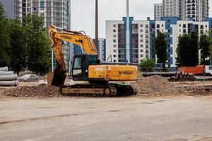 minsk, weißrussland, juni 2022 - gelber raupenbagger hundai foto