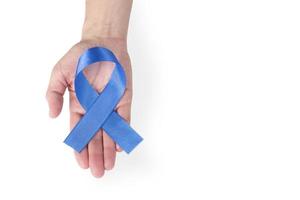 blaues Satinband auf der Handfläche einer Frau, isoliert auf weißem Hintergrund. Krebsbewusstseinssymbol, Männergesundheit. Platz kopieren. foto