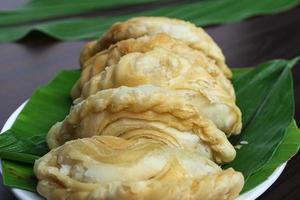 malaysia beliebter und traditioneller snack karipap gefüllt mit kartoffelfüllungen. foto