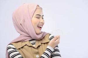 Eine junge muslimische Frau mit Invisalign-Zahnspangen im Studio, Zahnpflege und kieferorthopädisches Konzept. foto