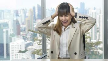 junge Geschäftsfrau gestresst und müde im modernen Büro foto