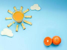 kreative frühstücksidee, blauer himmel des sonnenaufgangs mit wolkenmahlzeit, orangensaft, knusprigem brotbutterzucker und orangenfrüchten. Wachen Sie an einem helleren Tag mit Vitin C auf. foto