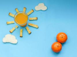 kreative frühstücksidee, blauer himmel des sonnenaufgangs mit wolkenmahlzeit, orangensaft, knusprigem brotbutterzucker und orangenfrüchten. Wachen Sie an einem helleren Tag mit Vitin C auf. foto