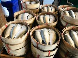 thailändische gedämpfte Makrelenfische im Bambuskorb zum Verkauf auf dem Markt. foto