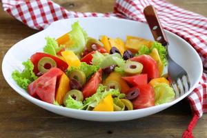 Salat aus bunten Tomaten und Oliven foto