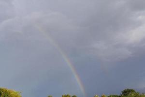 Regenbögen treten normalerweise nach starken Regenfällen und Stürmen auf. In der Regenzeit ist der Himmel normalerweise hell und schön, aber die Sonne ist sehr heiß. foto