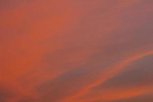 Der Himmel ist eine horizontale Linie aus gelb-orangen und farbenfrohen Farben am schönen Abend inmitten der Natur, die auf dem Land friedlich, warm und romantisch ist und äußerst schön ist. foto