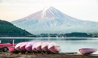 die reflexion des schönen fuji-berges mit brücke im see im sommer, das berühmte wahrzeichen und anziehungspunkt für touristen, die einen langen urlaub in japan verbringen, der kawaguchiko-see foto