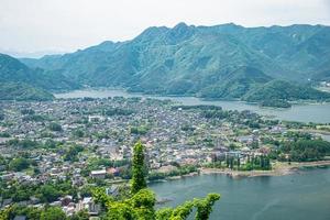 schöne draufsicht auf den kawaguchiko mt. fuji-panoramaseilbahn im sommer, das berühmte wahrzeichen und anziehungspunkt von touristen, die einen langen urlaub in japan machen foto