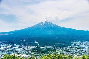schöner fuji-berg mit wolke und blauem himmel im sommer, das berühmte wahrzeichen und anziehungspunkt von touristen, die einen langen urlaub in japan, dem kawaguchiko-see, verbringen foto