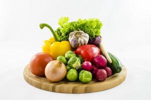 frisches Gemüse auf Holzbrett foto