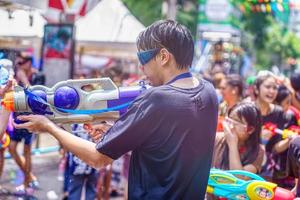 songkran festival oder songkran wird in thailand als traditioneller neujahrstag vom 13. bis 15. april gefeiert. Leute, die während Songkran durchnässt werden. foto