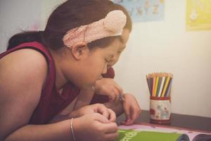 Kinder spielen Spielzeug foto