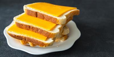 Mimolette-Sandwich-Käse-Cheddar-Frühstück, frische Mahlzeit, Snack auf dem Tisch kopieren foto