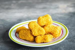 chicken nuggets frittiertes geflügelfleisch frisch gesunde mahlzeit essen snack diät auf dem tisch kopierraum essen foto