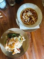 japanische küche udon und tempura foto