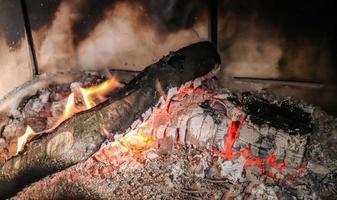 Schönes rotes und orangefarbenes heißes brennendes Feuer in einem Kamin foto