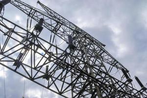 Nahaufnahme auf einem großen Strommast, der Strom in einer ländlichen Gegend transportiert foto