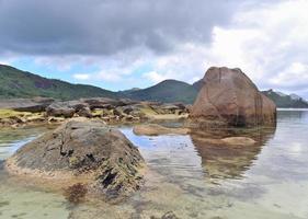 schöne felsen an den stränden der tropischen paradiesinsel seychellen foto