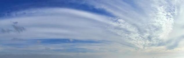 Atemberaubendes, farbenfrohes Himmelspanorama mit wunderschönen Wolkenformationen in hoher Auflösung foto