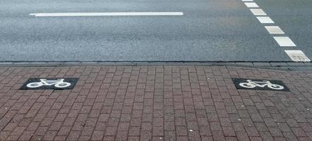 Bemalte Fahrradschilder auf Asphalt in den Straßen der Stadt in Deutschland. foto