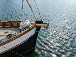Detaillierte Nahaufnahme von Seilen und Seilen in der Takelage eines alten hölzernen Vintage-Segelboots foto