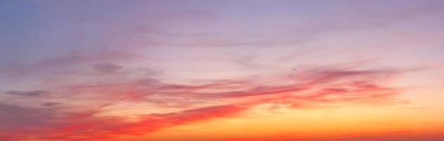 Schönes hochauflösendes Panorama von orangefarbenen und roten Sonnenuntergangswolken am Abendhimmel foto