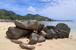 schöne felsen an den stränden der tropischen paradiesinsel seychellen foto