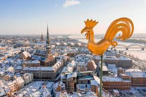 Luftpanoramablick auf die Altstadt von Riga während des schönen Wintertages in Lettland. eistemperatur in lettland. weißes Riga. foto