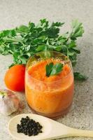 Karpfen-Tomaten-Gaspacho im Glas auf dem Tisch
