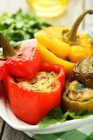 rote und gelbe Paprika gefüllt mit Fleisch, Reis und Gemüse foto
