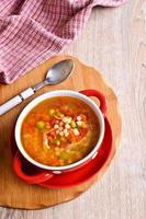Suppe mit kleinen Nudeln und Gemüse foto