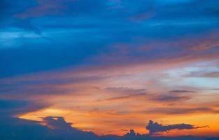 Himmelshintergrund mit der Wolke. Natur abstrakt foto