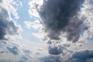 dunkle wolken in einer nahaufnahme des blauen himmels. foto