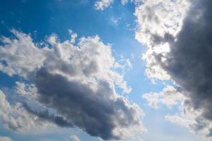 dunkle wolken in einer nahaufnahme des blauen himmels. foto