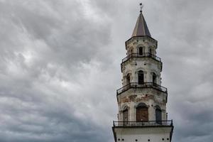 Nevyanskaya Schiefer Turm, ein historisches Denkmal aus dem 18. Jahrhundert foto