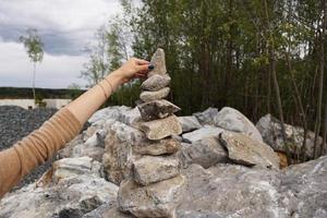 Pyramide aus Steinen in einem ehemaligen Marmorbruch foto