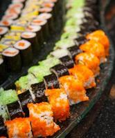 Sushi sind auf dem Teller angeordnet foto