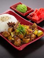 japanische Küche. Reis mit Zucchini in Honigsauce.