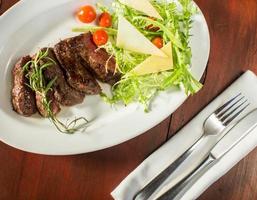 Steak mit Käse und Gemüse in einem Restaurant