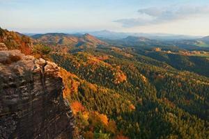 Herbstsonnenuntergang in Felsen. Sandsteinfelsen und buntes Tal fallen