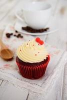 Cupcakes aus rotem Samt mit rotem Herzen foto