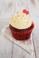 Cupcakes aus rotem Samt mit rotem Herzen foto