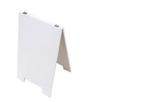 weißes Mock-up-Holzschild auf weißem Hintergrund. Kopieren Sie Platz auf dem Schild, isoliert auf weißem Hintergrund. foto
