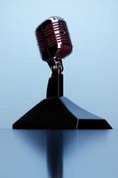 Retro-Mikrofon aus schwarzem Metall, klassisches Metallmikrofon auf blauem Hintergrund, Nahaufnahme. live-show, musikaufnahme, unterhaltungskonzept. 3D-Darstellung foto