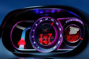 3D-Darstellung der Innenausstattung des neuen Autos. Tachometer zeigt eine Höchstgeschwindigkeit von 147 km h, Drehzahlmesser mit roter Hintergrundbeleuchtung mit Symbol Sicherheitsgurtbefestigung foto