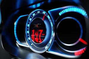 3D-Darstellung der Innenausstattung des neuen Autos. Tachometer zeigt eine Höchstgeschwindigkeit von 147 km h, Drehzahlmesser mit roter Hintergrundbeleuchtung mit Symbol Sicherheitsgurtbefestigung foto