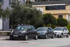 Seitentürkei 01. März 2022 Stadtstraße mit verschiedenen Autos parken und parken im Hintergrund foto