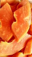 frische Orangen-Papaya-Scheiben, tropische Früchte reich an Vitaminen foto